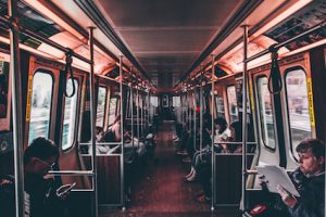 Vagón de tren. transporte público para ahorrar energía