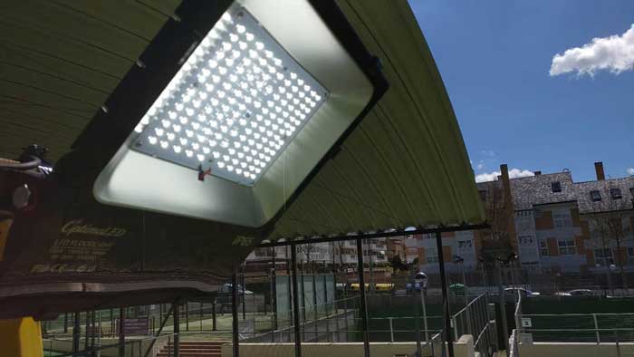 Focos de Pádel LED de última generación con 130lm/w y alto rendimiento lumínico